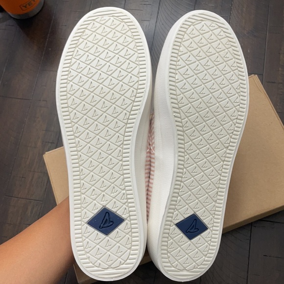 Coral and White Sperry - Picture 5 of 5